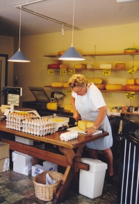 Zo te zie snijd Coby hier een plat stuk kaes.