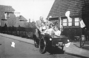 Vader en Moeder m't vier keier in de bakfiets