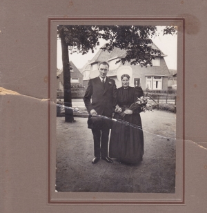 Trouwfoto Pieter van der Poel en Gijsbertje Vreeswijk 23-5-1935
