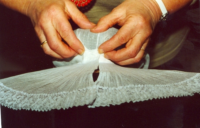 Vastspelden van de muts (2)